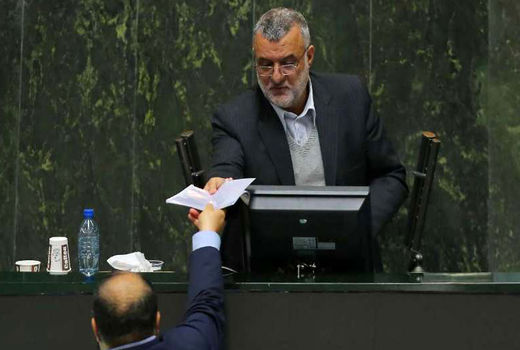 حجتی به مجلس می‌رود