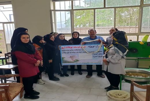 توزیع 100 جعبه تخم نوغان جهت پرورش کرم ابریشم در بین نوغانداران شهرستان جلفا