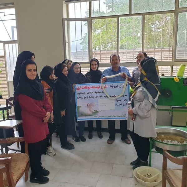 توزیع 100 جعبه تخم نوغان جهت پرورش کرم ابریشم در بین نوغانداران شهرستان جلفا