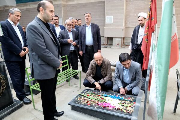آغاز برنامه‌های هفته جهاد کشاورزی با غبارروبی و عطرافشانی مزار مطهر شهدا در تبریز