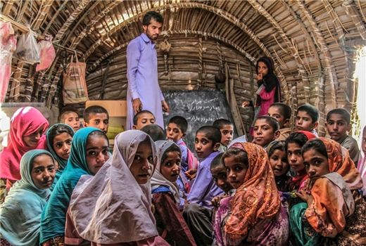 بازگشت‌ به تحصیل دختران‌ با طرح‌ روستامرکزی 