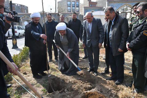 کاشت نهال در محوطه مصلی امام خمینی (ره ) آذربایجان شرقی