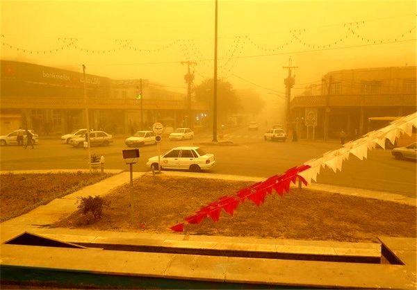 توده گرد و خاک در راه جنوب کشور