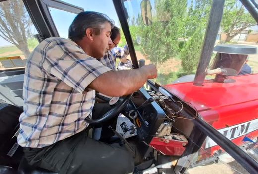 نصب جی چی اس  بر روی تراکتورهای کشاورزی در تاکستان