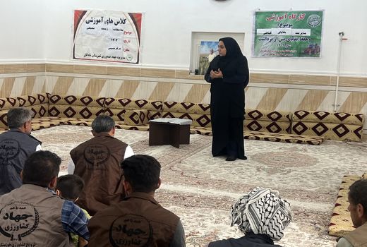 آشنایی کشاورزان شادگانی با پیامدهای منفی آتش زدن کاه و کلش