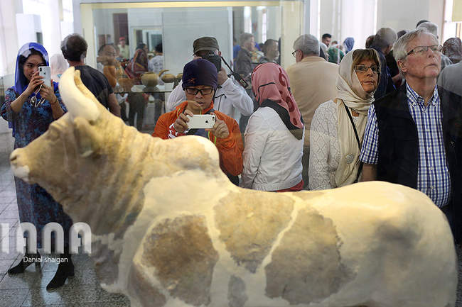 گردشگران در موزه ایران باستان و موزه مقدم