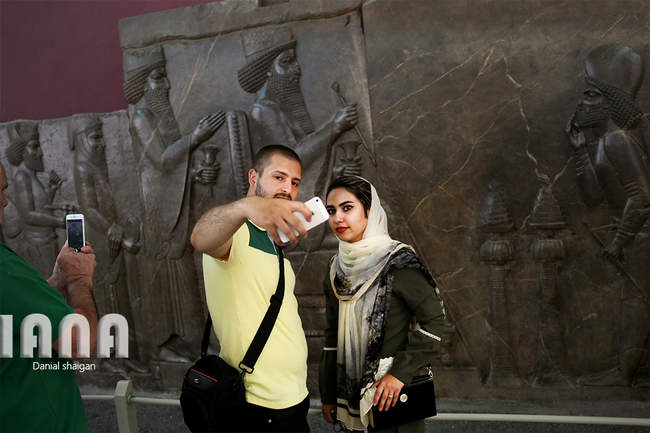 گردشگران در موزه ایران باستان و موزه مقدم