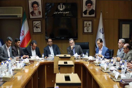 باید نهادها را قانع کنم که نیروی اهل سنت جذب کنیم