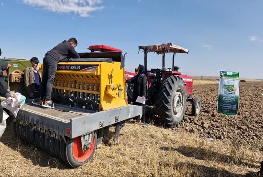 نهادینه سازی الگوی کشت در هفتمین کاروان ترویج بهره‌وری بستان‌آباد