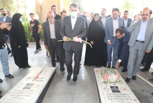 ادای احترام وزیر جهاد کشاورزی به مقام رفیع شهدای آبیک