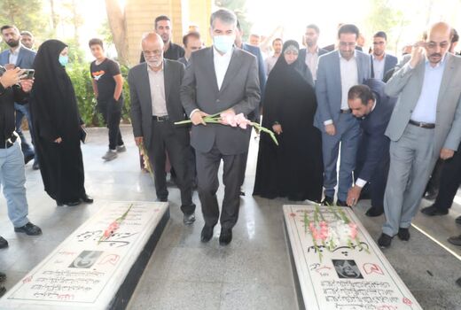 ادای احترام وزیر جهاد کشاورزی به مقام رفیع شهدای آبیک