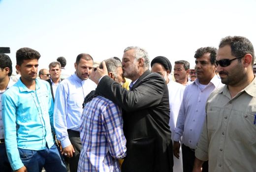 بازدید وزیر جهاد کشاورزی از کانون های آلوده به آفت ملخ صحرایی در شهرستان سیریک استان هرمزگان
