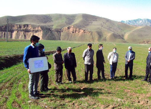 برگزاری دوره های آموزشی با عنوان تغذیه ، محلول پاشی و مبارزه با علفهای هرز مزارع غلات در شهرستان خداآفرین