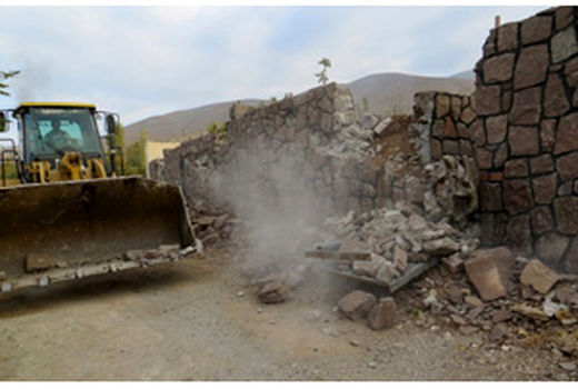 تخریب دیوارکشی غیرمجاز در اراضی زراعی