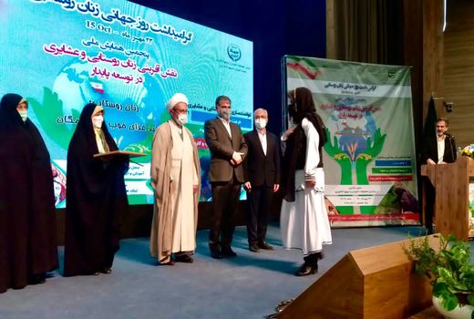 وزیر جهاد کشاورزی  از منتخب زن روستایی سیستان و بلوچستان تقدیر کرد